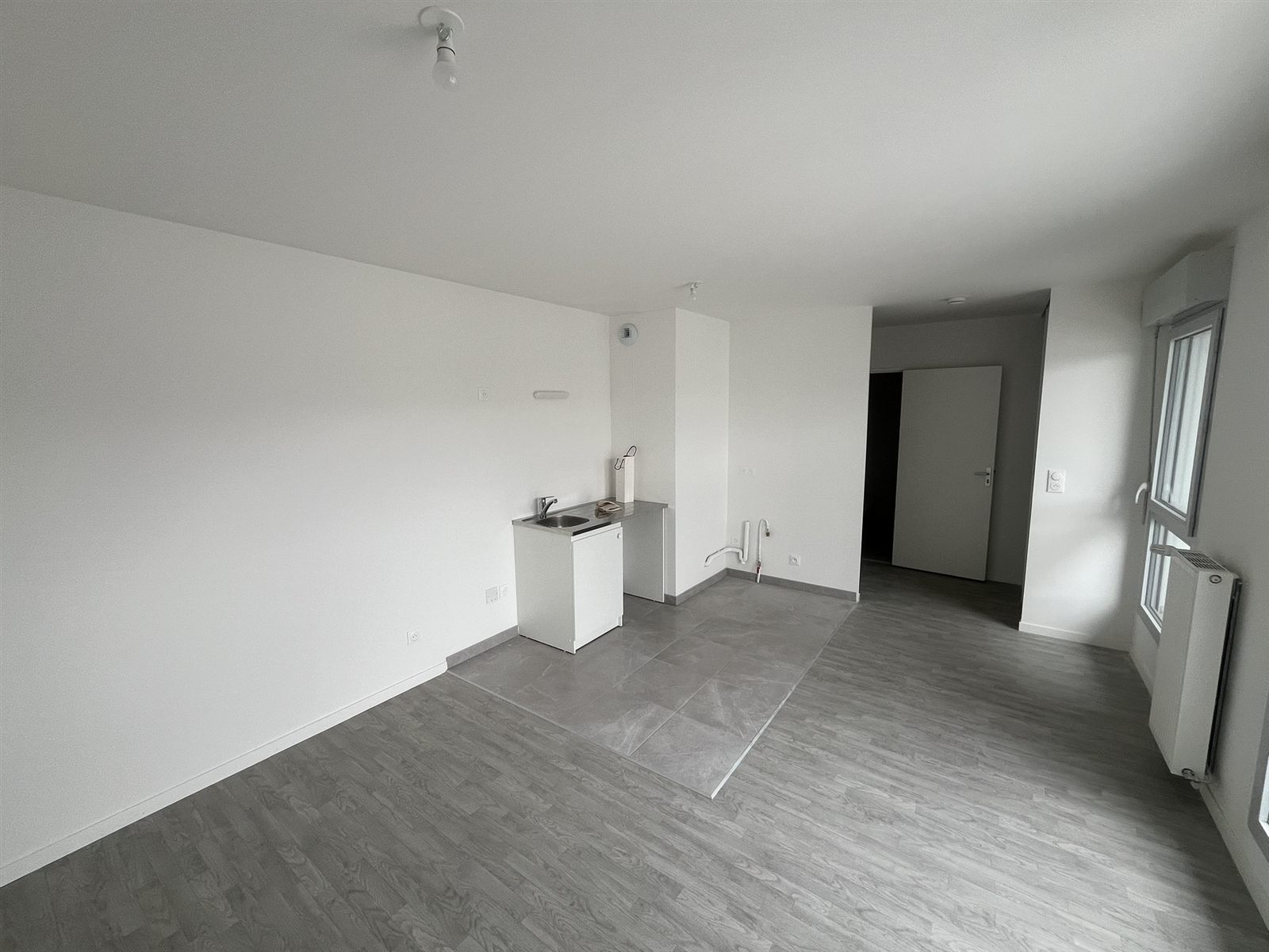 A304 - Studio nu avec terrasse et parking à Déville-lès-Rouen - photo 2
